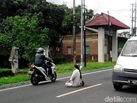 Aksi Pria Bergamis Salat di Tengah Jalan Gegerkan Banyuwangi