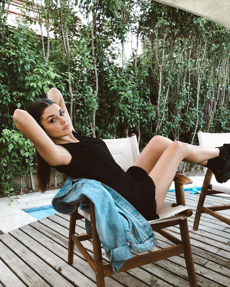 10 Foto Hande Ercel, Wanita Tercantik di Dunia Pemilik Wajah Sempurna