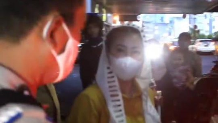 perempuan-misterius-bagikan-uang-di-tanah-abang-bikin-kerumunan-dibubarkan