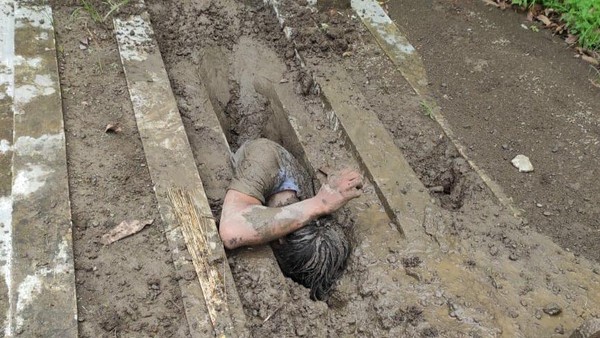 Heboh Aksi Kubur Diri Pemuda Tegal, Pernyataan Ibu Pelaku Justru Membuat Kaget!