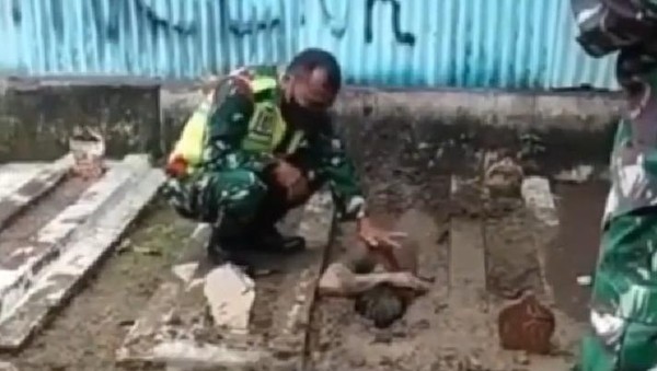 Heboh Aksi Kubur Diri Pemuda Tegal, Pernyataan Ibu Pelaku Justru Membuat Kaget!