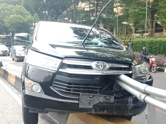 Penampakan Mobil 'Tertusuk' Tiang Pembatas Jalan di Jaksel 