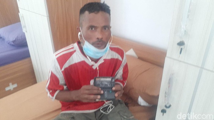 Gelandangan di DKI yang Ditemui Risma Bawa Walkman, Bukan HP