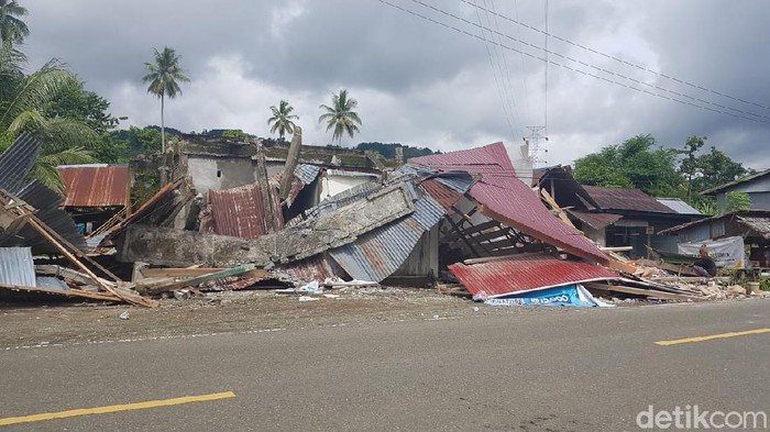 Fakta Terkini Dampak Gempa Majene: 35 Orang Tewas-15 Ribu Ngungsi