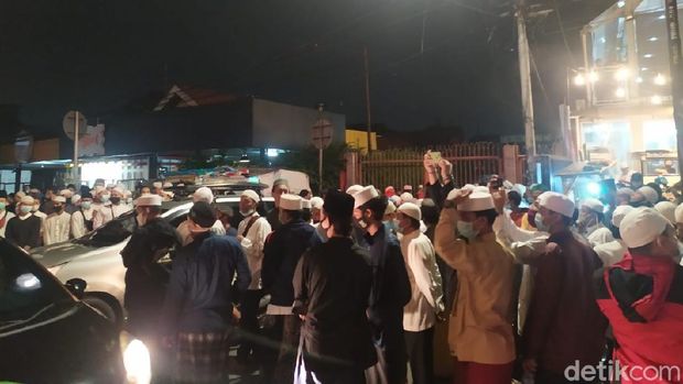 Pelayat Habib Ali bin Assegaf Berdatangan, Jalan Tebet Utara Dalam Ditutup