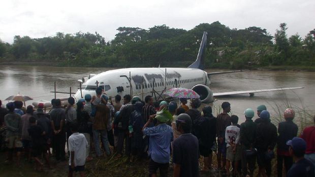 Pesawat Garuda GA421 Mendarat Darurat di Bengawan Solo