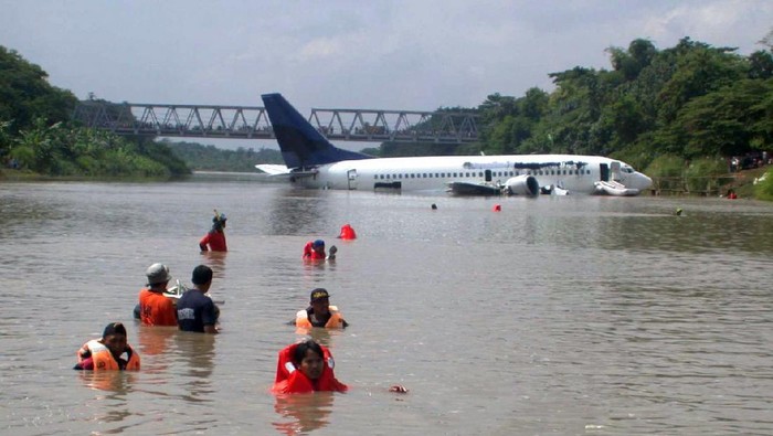 pesawat-garuda-ga421-mendarat-darurat-di-bengawan-solo