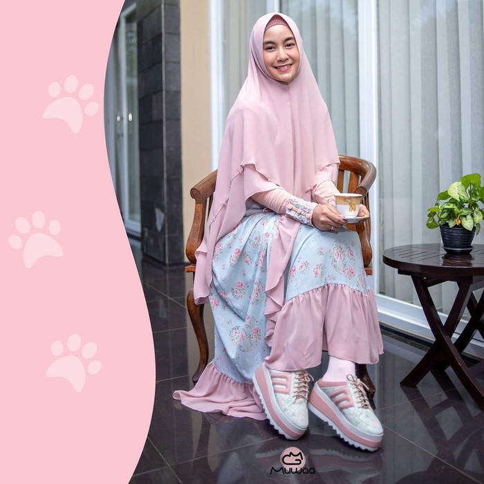 Anisa Rahma Hadirkan Sepatu Syar’i, Ga Perlu Khawatirkan Rok Kotor Lagi!