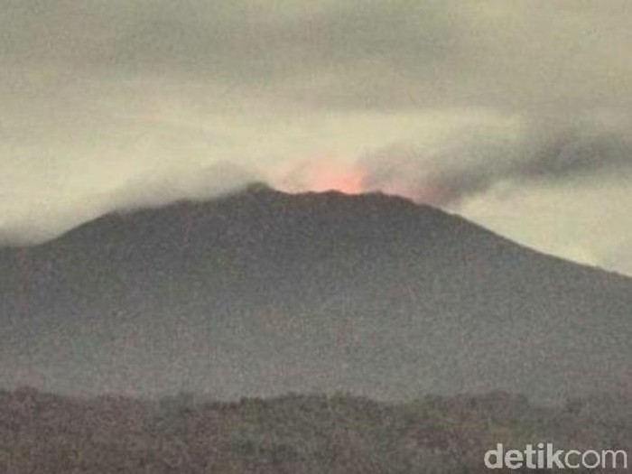 gunung-raung-erupsi-hingga-keluarkan-suara-gemuruh