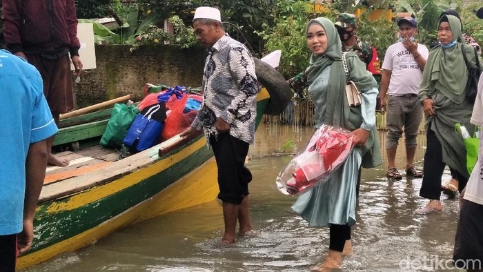 Perjuangan Aisyah Terjang Banjir Pandeglang Naik Perahu Hadiri Wisuda