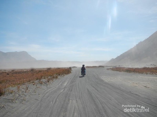 Perjalanan #BikinBanggaIndonesia, Begini Serunya Touring Motor di Lautan Pasir Bromo