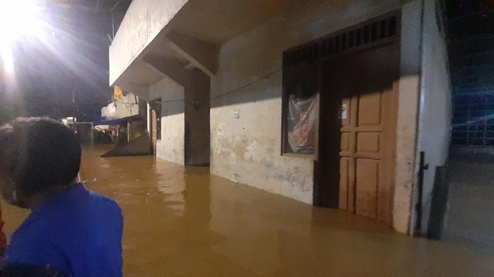 Banjir di Pejaten Timur Belum Surut hingga Malam Hari