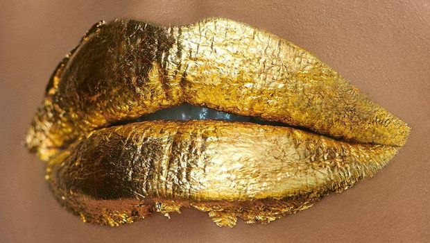 Masker Bibir dari Emas Buatan Irina Shayk, Harganya “Cuma” Rp 1,8 Juta Aja!