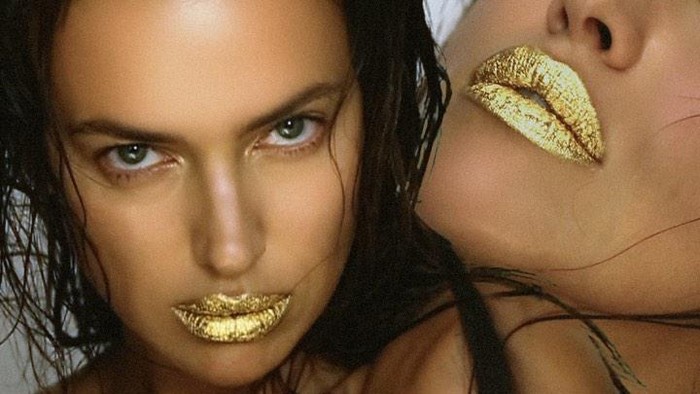 Masker Bibir dari Emas Buatan Irina Shayk, Harganya “Cuma” Rp 1,8 Juta Aja!