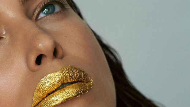 Masker Bibir dari Emas Buatan Irina Shayk, Harganya “Cuma” Rp 1,8 Juta Aja!