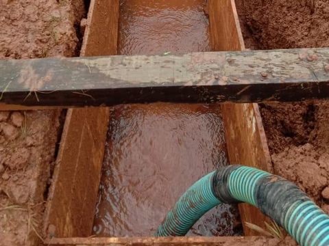 Bikin Nyesek! Suasana Pemakaman Korban COVID-19 Saat Banjir di Pekalongan