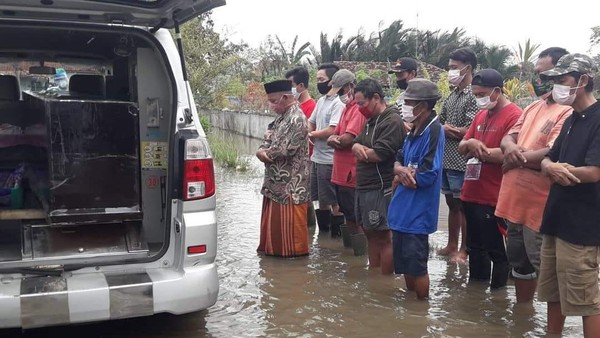 Bikin Nyesek! Suasana Pemakaman Korban COVID-19 Saat Banjir di Pekalongan