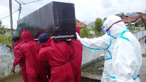 Bikin Nyesek! Suasana Pemakaman Korban COVID-19 Saat Banjir di Pekalongan
