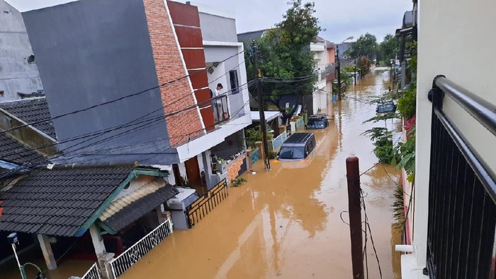banjir-di-mekarmukti-cikarang-utara-mobil-warga-terendam