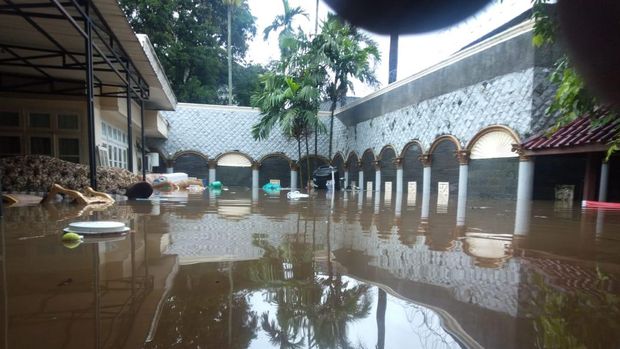 Banjir di Rumah Wanita Emas di Kemang Hampir ke Lantai 2, ART Bertahan di Atap