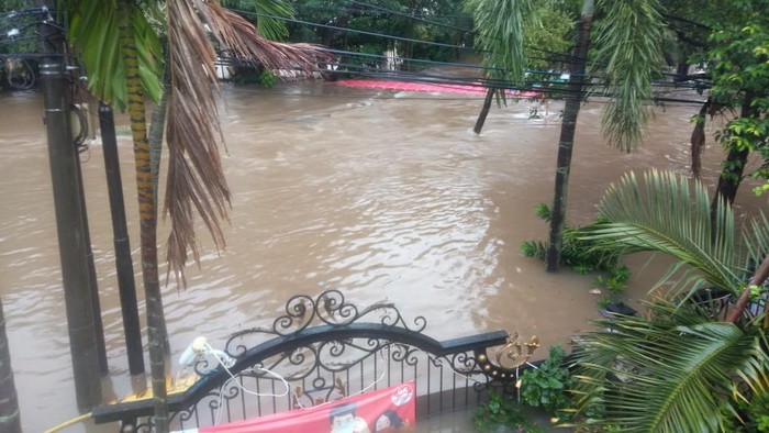 Banjir di Rumah Wanita Emas di Kemang Hampir ke Lantai 2, ART Bertahan di Atap