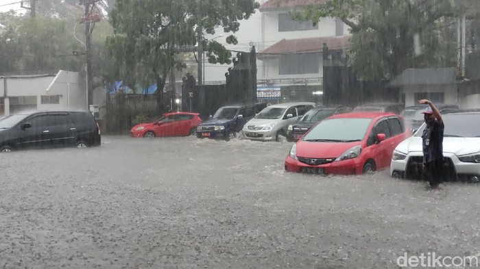 Kaget Kantor Gubernur Jateng Banjir, Ganjar Minta Audit Sumber Air