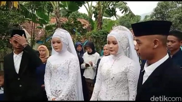 Dua Pasutri Kembar Tinggal Serumah, Sering Tertukar Pegang Pasangan