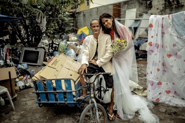 Kisah Haru di Balik Potret Pernikahan Berlatar Belakang Puing dan Sampah