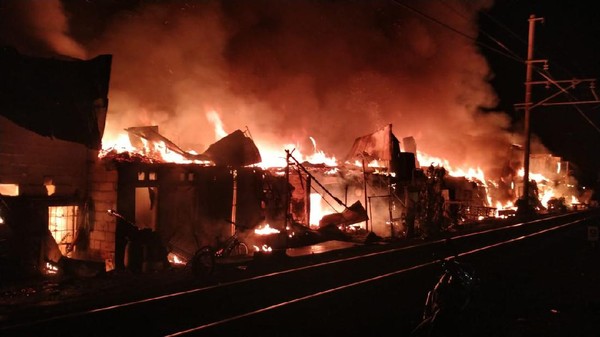 Kebakaran Rumah Semi Permanen di Cideng Jakpus, 16 Mobil Damkar Dikerahkan