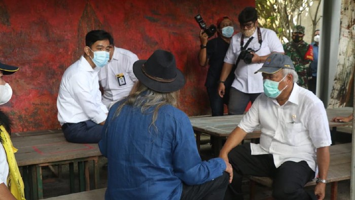 Viral Gibran Duduk di Atas Meja Depan Menteri Basuki, Begini Faktanya