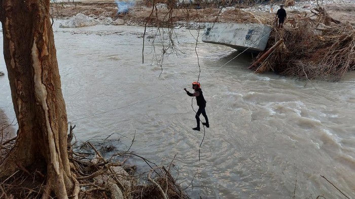 Jembatan Putus, Kabel Listrik Bekas Jadi Jembatan Darurat di Malaka NTT