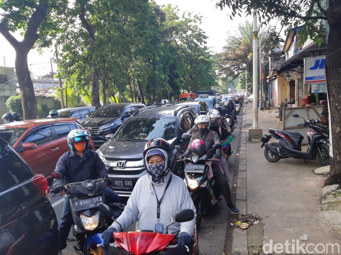 Pagi Ini, Lenteng Agung Macet 1,8 Km dari UP Sampai Flyover Tapal Kuda