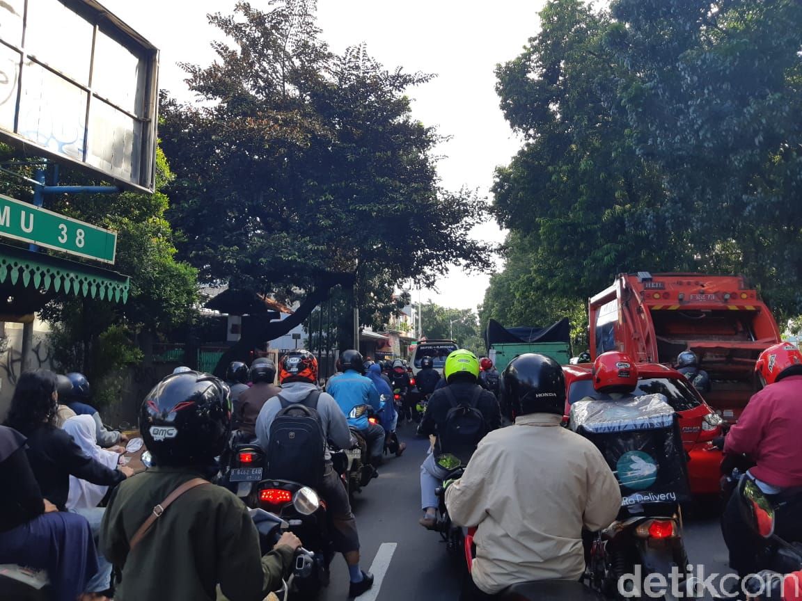 Pagi Ini, Lenteng Agung Macet 1,8 Km dari UP Sampai Flyover Tapal Kuda