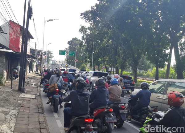 Pagi Ini, Lenteng Agung Macet 1,8 Km dari UP Sampai Flyover Tapal Kuda