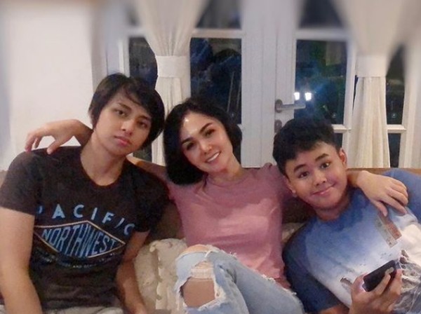 Yuni Shara Temani Anak Nonton Porno Sambil Beri Edukasi Seks