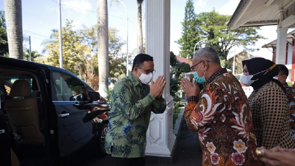 Mudik ke Kuningan, Anies Baswedan Kunjungi Orangtuanya dan Bicara Kerjasama