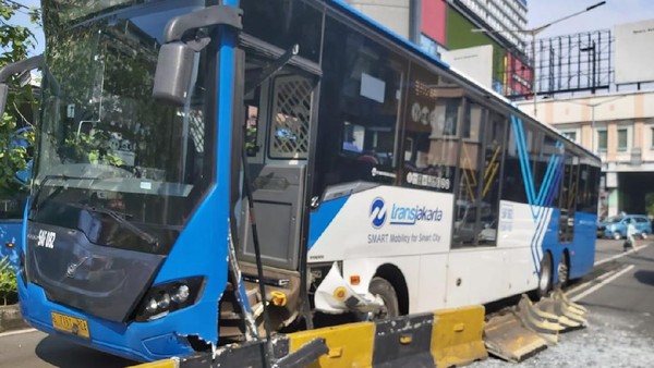 Diduga Sopir Ngantuk, Bus TransJakarta Tabrak Separator di Glodok