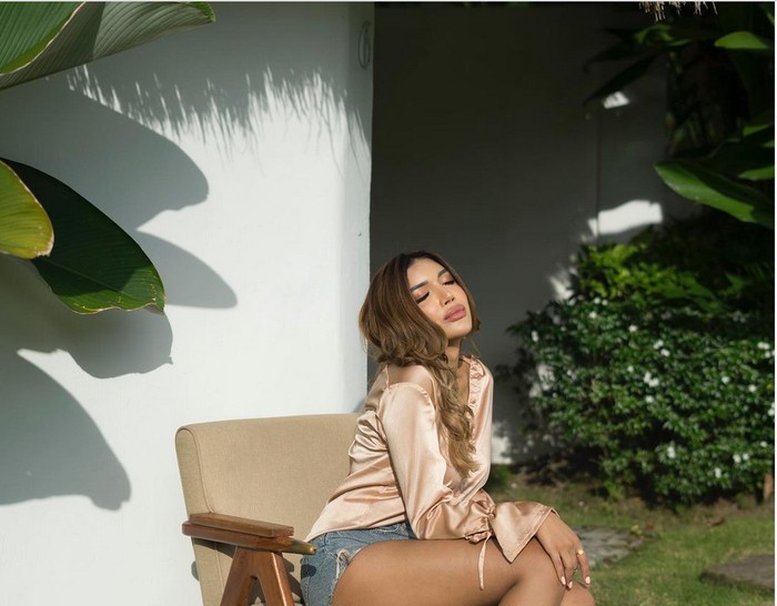 Millen Cyrus Pamer Gaya saat Beribadah, Tetap Pakai Sarung dan Peci