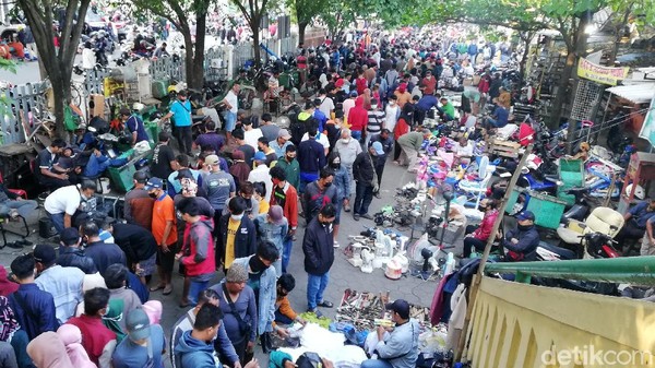 Pengunjung Pasar Klithikan Notoharjo Solo Membeludak!