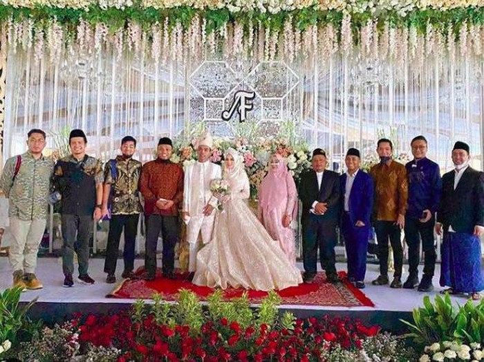 Arie Untung Bagikan Momen Resepsi Pernikahan UAS dengan Fatimah Az Zahra