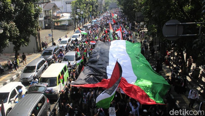 Ribuan Warga Tumpah Ruah Dalam Aksi Bela Palestina di Bandung