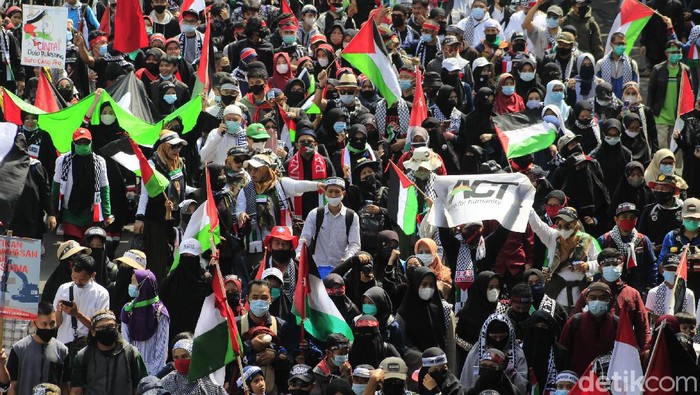 Ribuan Warga Tumpah Ruah Dalam Aksi Bela Palestina di Bandung