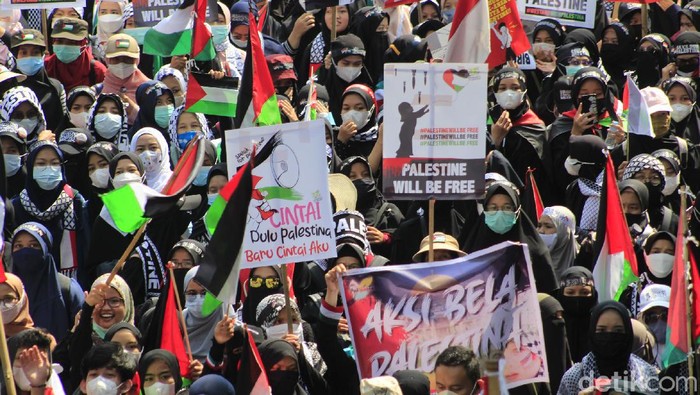 Ribuan Warga Tumpah Ruah Dalam Aksi Bela Palestina di Bandung
