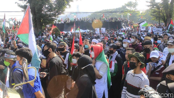 Ribuan Warga Tumpah Ruah Dalam Aksi Bela Palestina di Bandung
