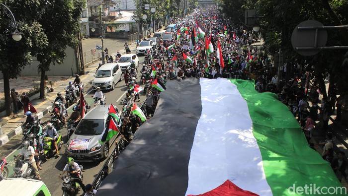 Ribuan Warga Tumpah Ruah Dalam Aksi Bela Palestina di Bandung