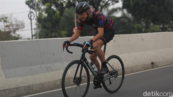 Ganjar Pranowo Jajal Road Bike di JLNT Kampung Melayu-Tanah Abang: Keren