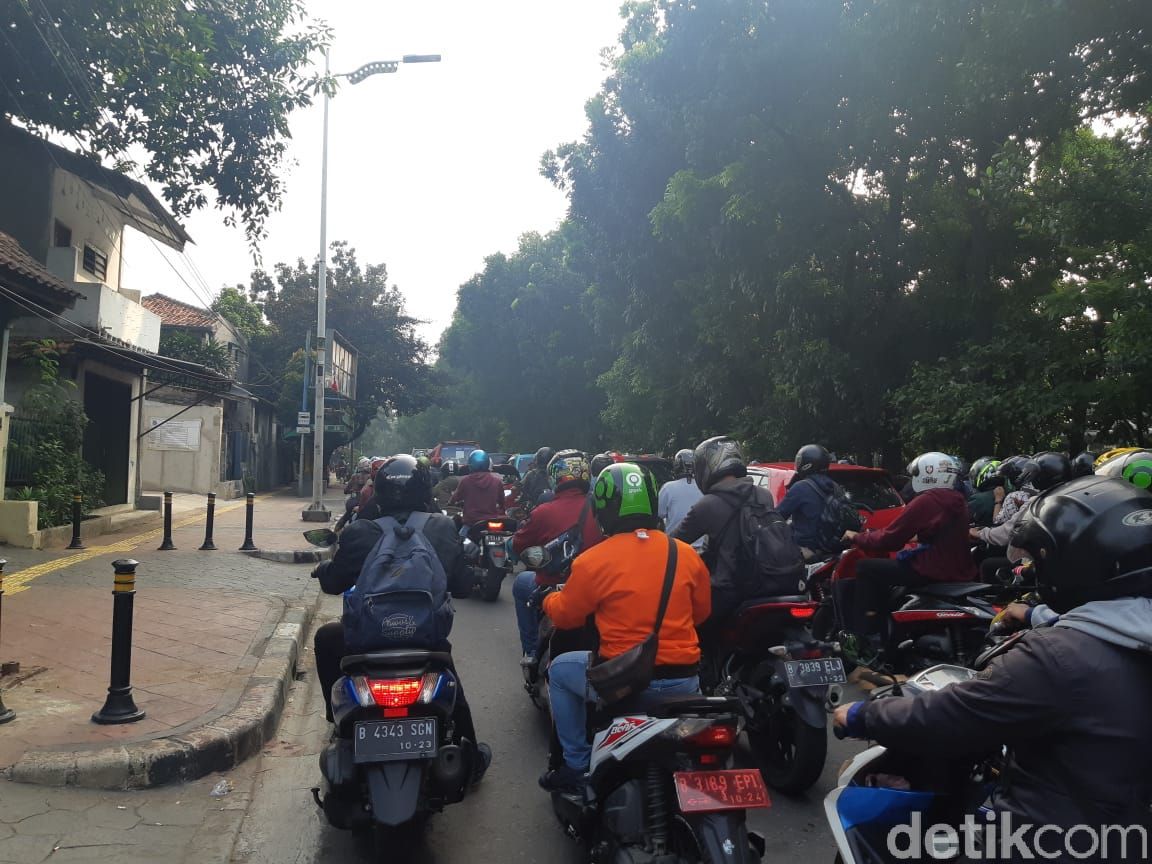 Senin Pagi, Lalin Jelang Tapal Kuda Lenteng Agung Tersendat