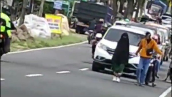 Perempuan Bercadar Bikin Kemacetan Gegara Di-ghosting Pacar di Telaga Sarangan