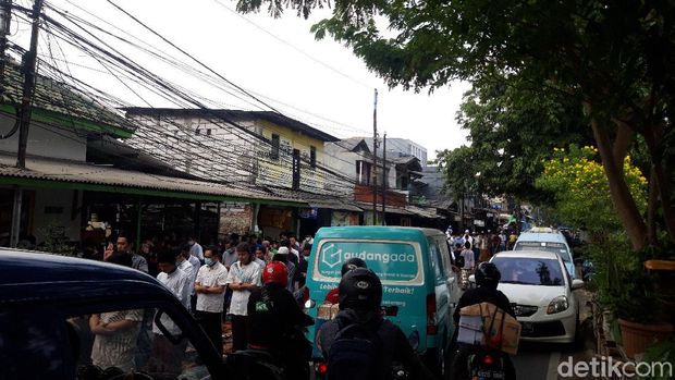 2 Masjid di Sunter Jakut Gelar Salat Jumat, Saf Meluas ke Jalan
