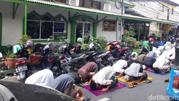 2 Masjid di Sunter Jakut Gelar Salat Jumat, Saf Meluas ke Jalan